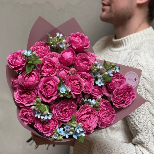 Яскрава кущова піоновидна троянда Misty Bubbles та оксіпеталум у букеті «Малинові хмаринки»