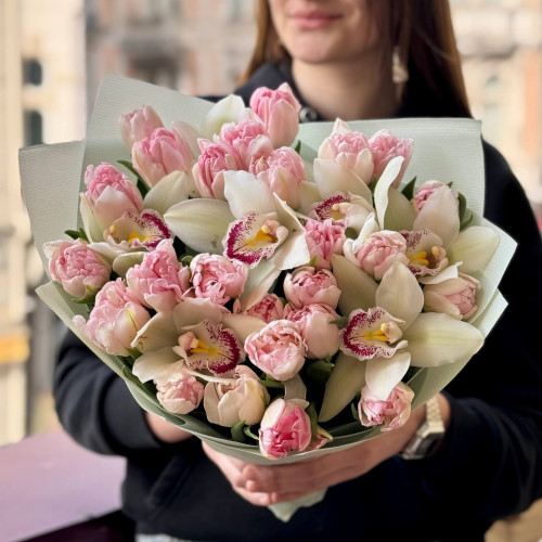 Повітряний букет з тюльпанами та цимбідіумом «Ароматний шовк»