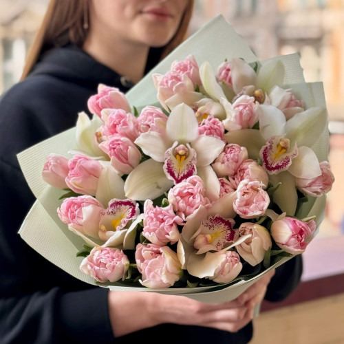 Повітряний букет з тюльпанами та цимбідіумом «Ароматний шовк»