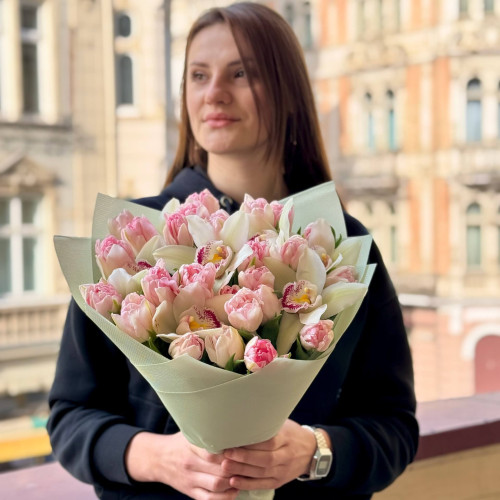 Повітряний букет з тюльпанами та цимбідіумом «Ароматний шовк»
