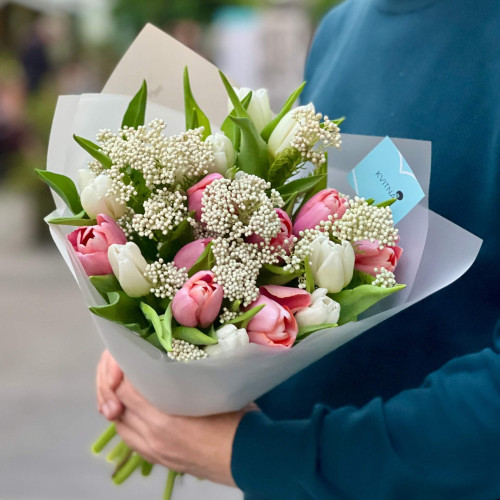Нежный букет из тюльпанов и озотамнуса «Весенние жемчужинки»