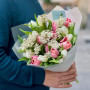 Нежный букет из тюльпанов и озотамнуса «Весенние жемчужинки»