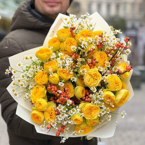 Сонячний букет із піоновидної кущової троянди з танацетумом та ягідками ілексу «Поцілунок щастя»