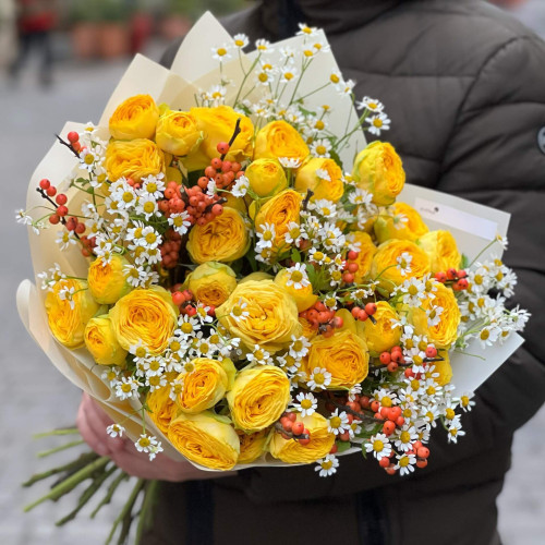 Сонячний букет із піоновидної кущової троянди з танацетумом та ягідками ілексу «Поцілунок щастя»