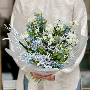 Delicate blue and white bouquet of daffodils and oxypetalum «Snowy morning»