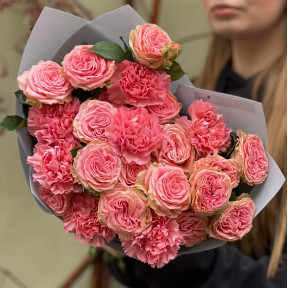 Милий букет із кущової піоновидної троянди Bal Musette та діантусів «Рожевий бал»