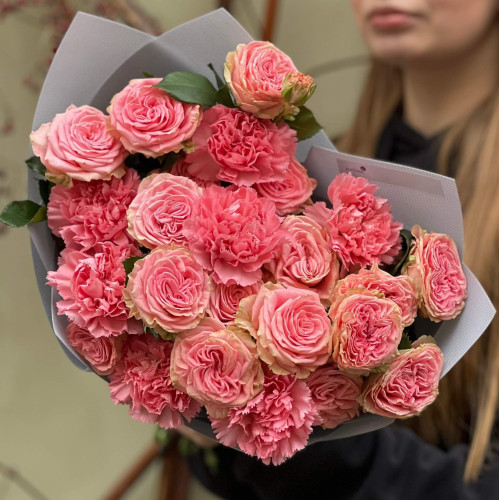 Милий букет із кущової піоновидної троянди Bal Musette та діантусів «Рожевий бал»