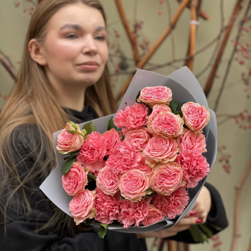 Милий букет із кущової піоновидної троянди Bal Musette та діантусів «Рожевий бал»