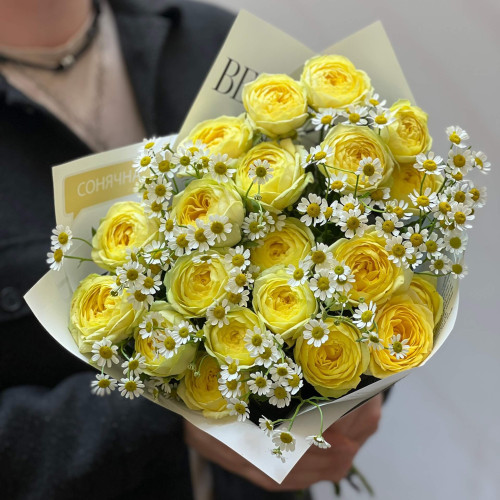 Сонячний букет з кущовою піоновидною трояндою Lemon Trendsetter «Лимонний флер»