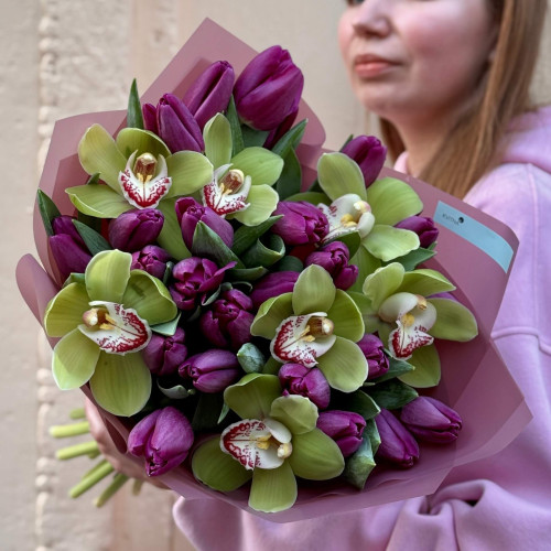 Свежий букет из хрустящих тюльпанов и экзотического цимбидиума «Ароматы весны»
