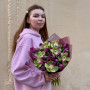 Свежий букет из хрустящих тюльпанов и экзотического цимбидиума «Ароматы весны»
