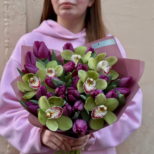 Свежий букет из хрустящих тюльпанов и экзотического цимбидиума «Ароматы весны»