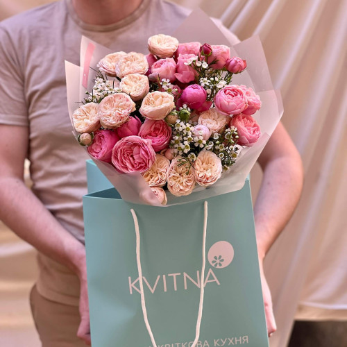 Мікс кущових піоновидних троянд у букеті «Тепле літо»