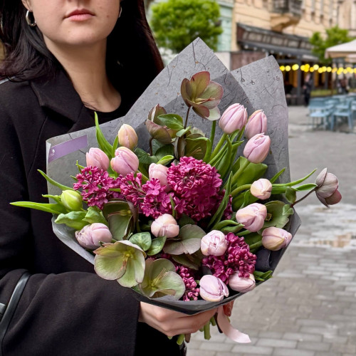 Spring bouquet with tulips and helleborus «Exquisite Purple»