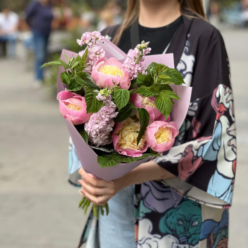 Душистый букет с пионами «Вечерняя фантазия»