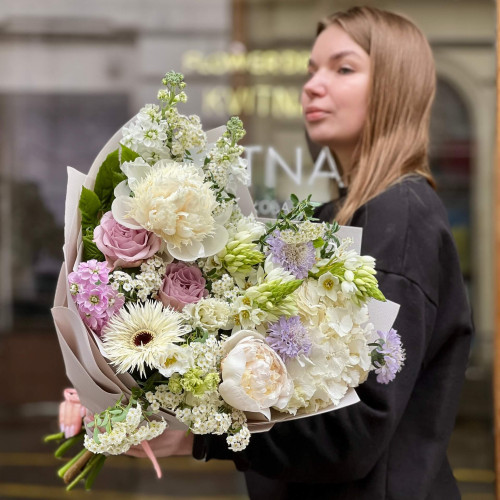 Нежный букет с орнитогалумом и пионами «Изысканная пастель»