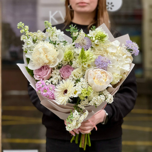 Нежный букет с орнитогалумом и пионами «Изысканная пастель»