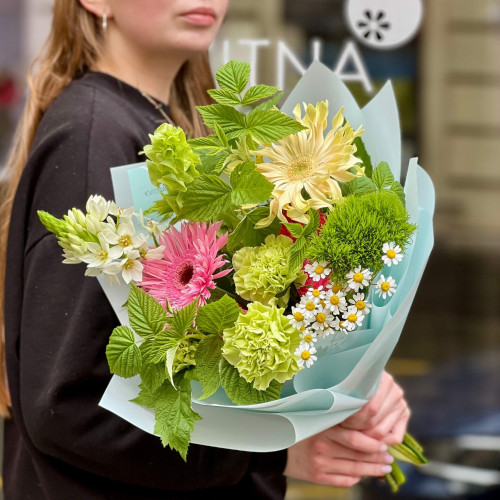 Кольоровий букет з герберою «Барвистий самоцвіт»