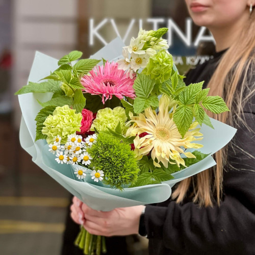 Кольоровий букет з герберою «Барвистий самоцвіт»