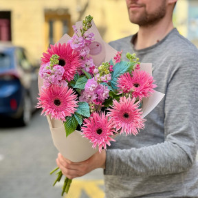 Малиновий букет з герберами «Мʼятне сузірʼя»