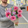 Малиновий букет з герберами «Мʼятне сузірʼя»