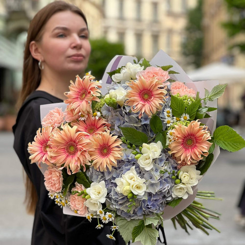 Розкішний букет з герберами «Карамельне небо»