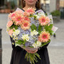Розкішний букет з герберами «Карамельне небо»