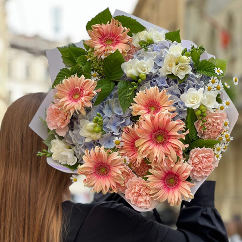 Розкішний букет з герберами «Карамельне небо»