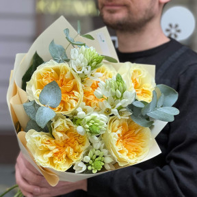 5 неймовірних півонієвидних троянд Antonia у букеті «Золота радість»