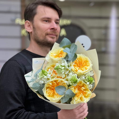 5 invredible Antonia peony roses in a bouquet «Golden Joy»