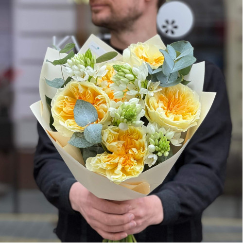 5 invredible Antonia peony roses in a bouquet «Golden Joy»