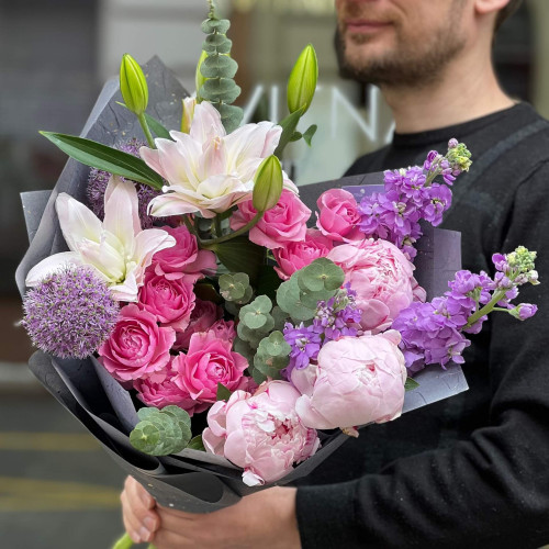 Сиренево-розовый букет с пионами «Романтический шёпот»