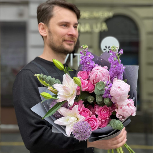 Сиренево-розовый букет с пионами «Романтический шёпот»