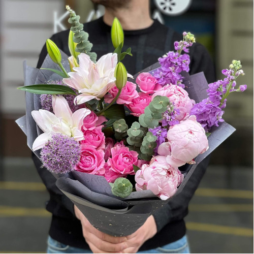 Сиренево-розовый букет с пионами «Романтический шёпот»