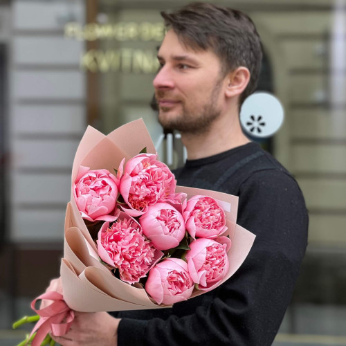 7 коралових півоній Etched Salmon у букеті «Тепло любові»
