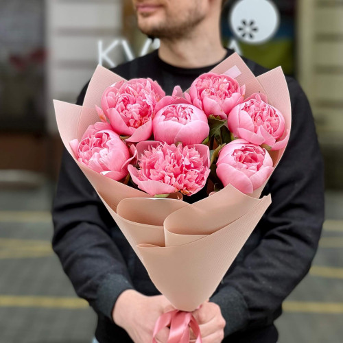 7 коралових півоній Etched Salmon у букеті «Тепло любові»