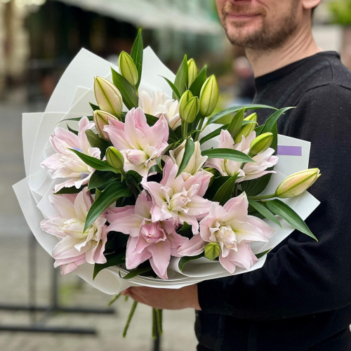 7 гілок лілії у букеті «Ароматна мрія»