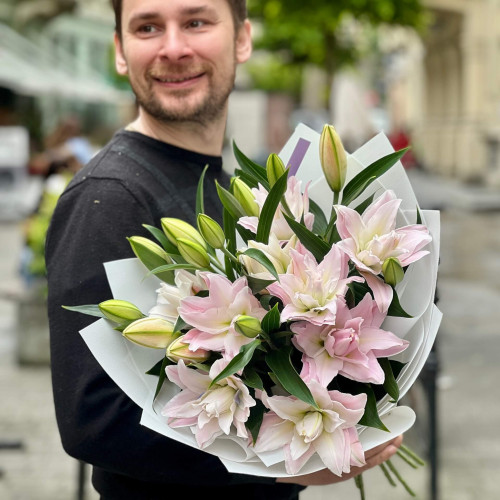 7 гілок лілії у букеті «Ароматна мрія»