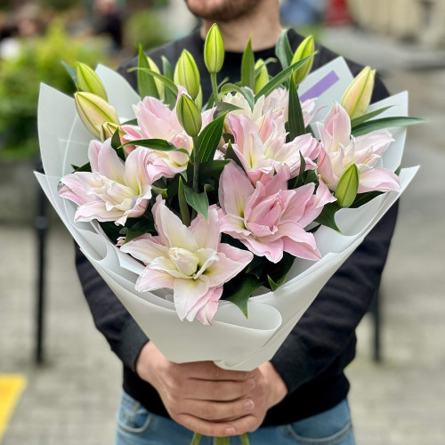 7 гілок лілії у букеті «Ароматна мрія»