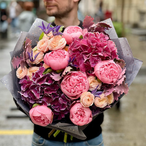 Luxurious bouquet in purple tones «Tales of the Vienna Woods»