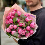 Очаровательный букет с кустовой пионовидной розой «Малиновые шарики»