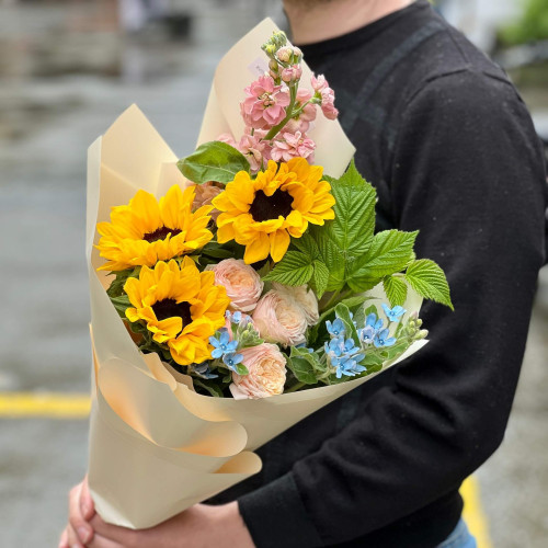 Яскравий букет з соняшниками «Іскра радості»