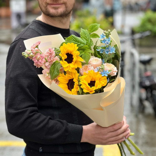 Яскравий букет з соняшниками «Іскра радості»