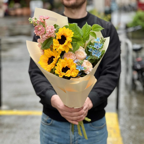 Яскравий букет з соняшниками «Іскра радості»