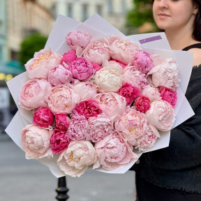 33 роскошных пиона в букете «Сливочное наслаждение»