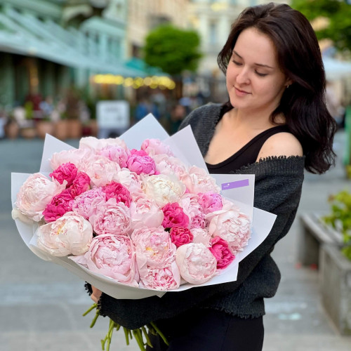 33 роскошных пиона в букете «Сливочное наслаждение»
