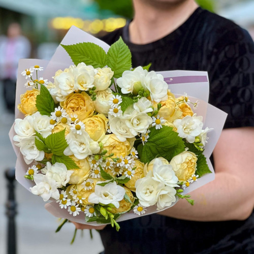 Яскравий букет з фрезією «Сонячний десерт»