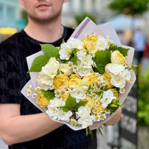 Яскравий букет з фрезією «Сонячний десерт»
