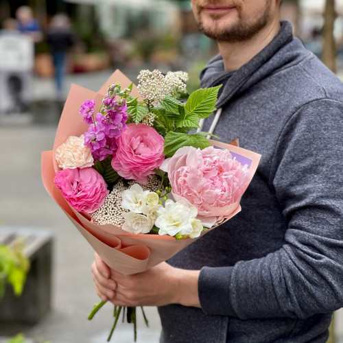 Ніжний весняний букет з ранункулюсами та півонією «Чарівний комплімент»