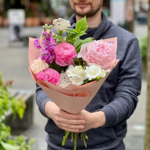 Ніжний весняний букет з ранункулюсами та півонією «Чарівний комплімент»